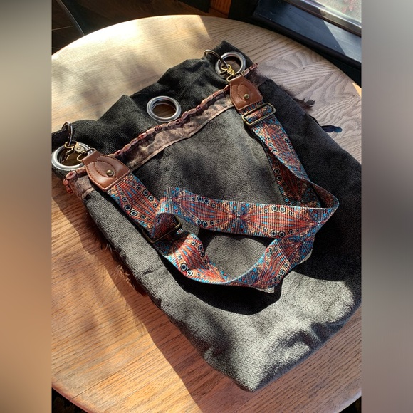 NEW! Hand crafted Large bucket/tote bag with feathers! - Picture 5 of 12